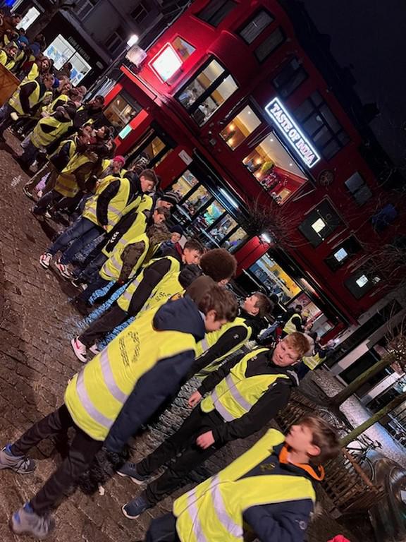 Vormelingen namen deel aan de fakkeltocht. 