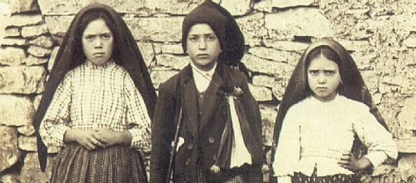 Lucia met haar neef Francisco en haar nicht Jacinta Marto in 1917 © Fatima