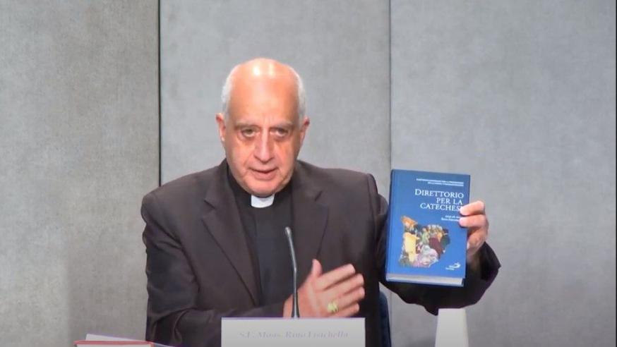 Mgr. Fisichella bij de voorstelling van het nieuw directorium © Vatican Media