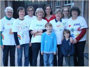 Tiende glasraam: de begeleiders 