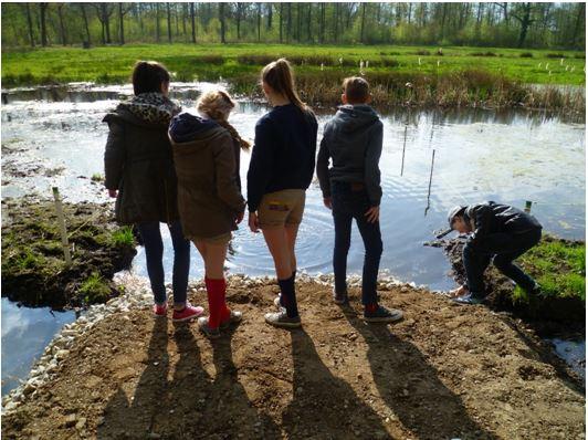 Eerste glasraam: jongeren van 13. 