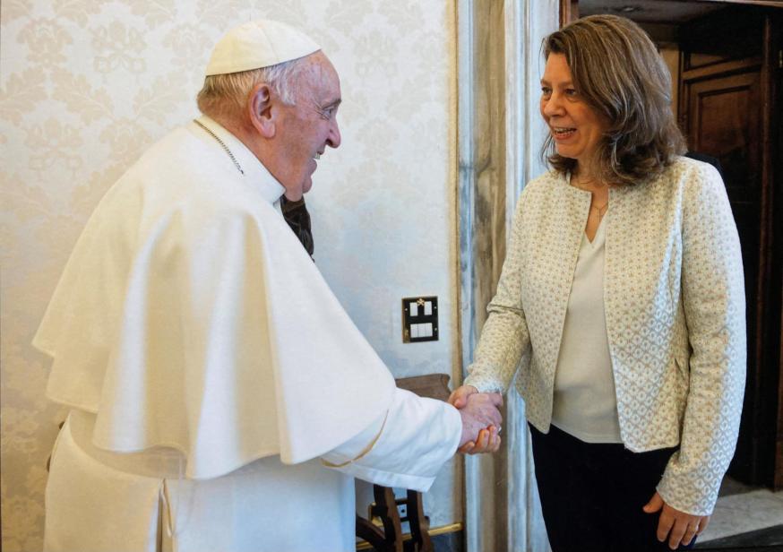 Decaan Bénédicte Lemmelijn bij paus Franciscus © Vatican Media