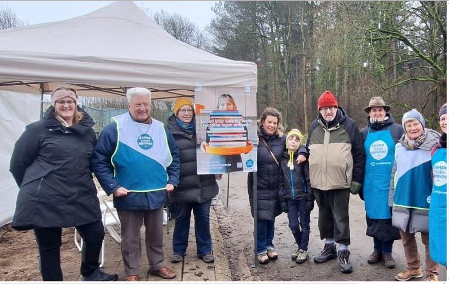 Foto bij het tentje enkele van de Hei-benen en enkele wandelaars. 