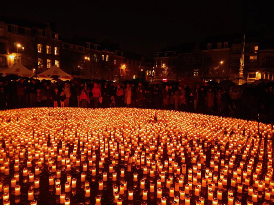 Kaarsjes aangestoken op het Leuvense Ladeuzeplein voor de slachtoffers in Gaza © Pastorale zone Leuven aan de Dijle