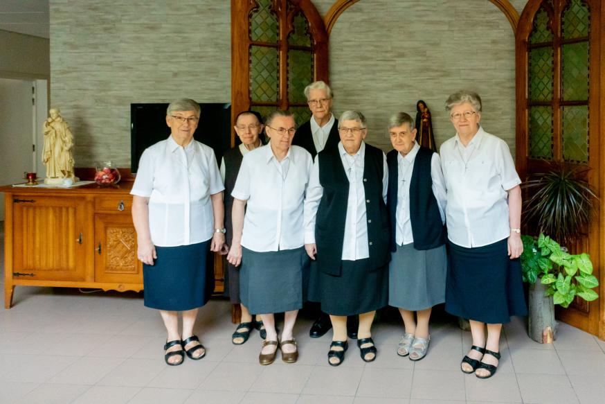 eerste rij v.l.n.r.: zuster Rita, zuster Denise, zuster Christiane, zuster, Ghilaine en zuster José  tweede rij v.l.n.r.: zuster Ancilla en zuster Angèle ©Marijke De Vogeleer 