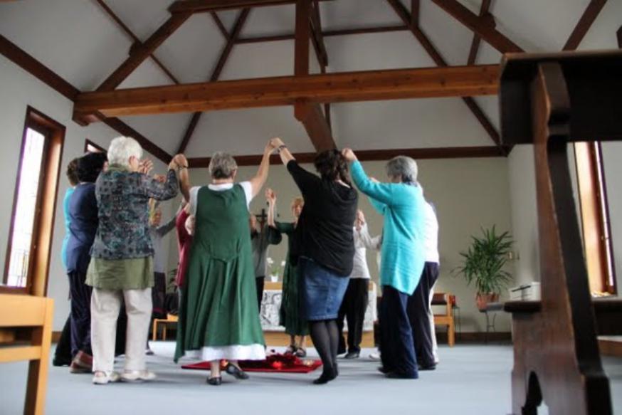 Spirituele dans in de kloosterkapel. © Jozefien Van Nuffel