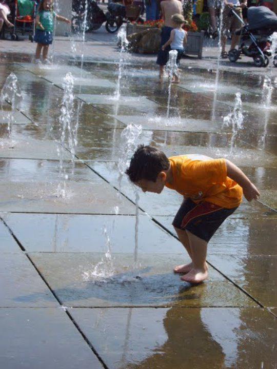 Water, bron, verfrissing, zich laven, genieten, onbezorgd kind zijn, ... © Danny Maenhaut