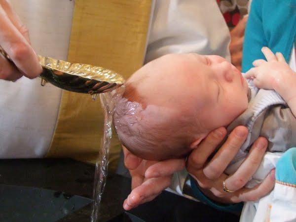 Bij de doop wordt het kindje opgenomen in de geloofsgemeenschap van God, de Kerk. © Katrien Cocquyt
