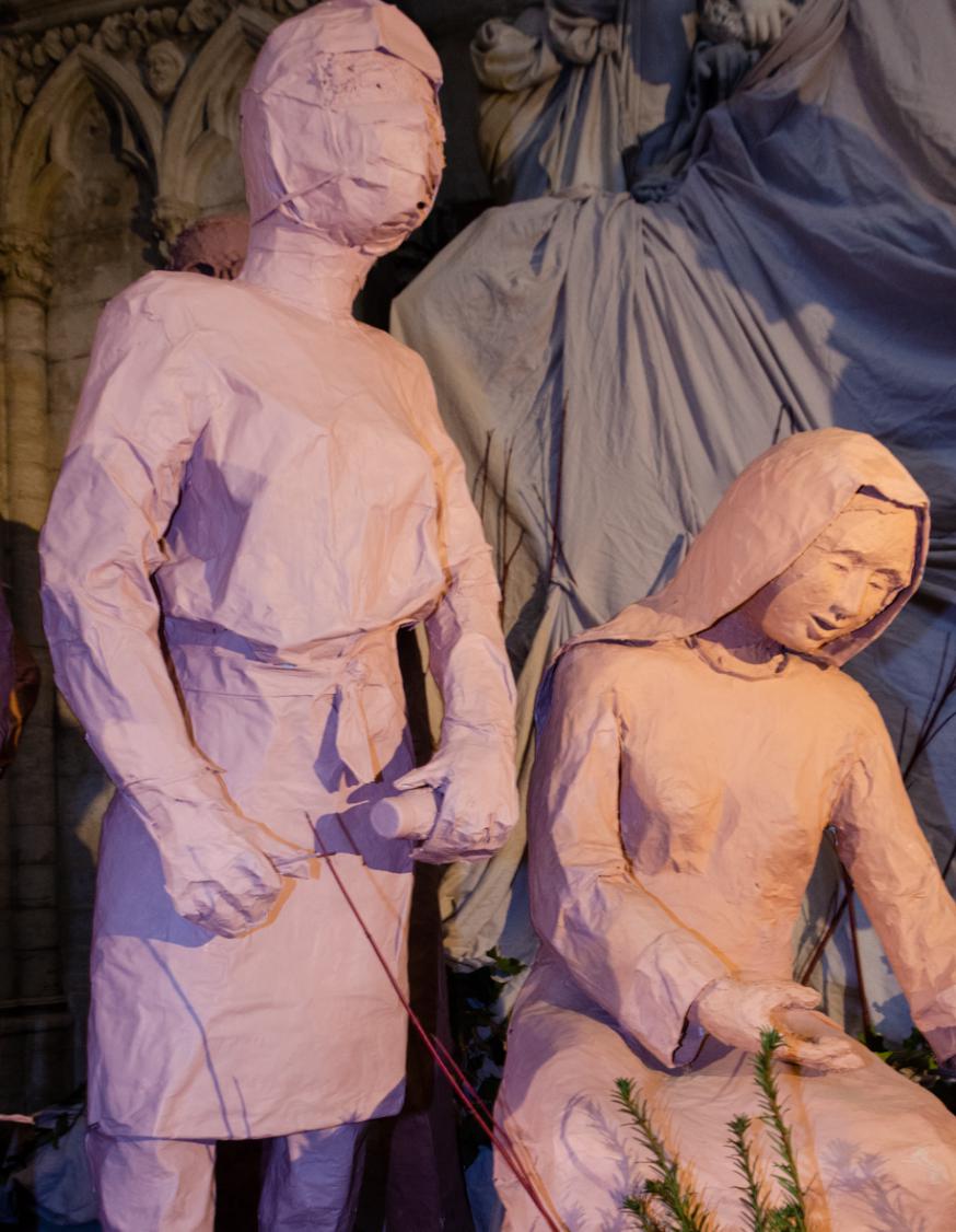 Het beeld van een zorgverlener in de kerststal van de Brusselse kathedraal is een eerbetoon aan al wie solidair is met slachtoffers van de pandemie. © Hellen Mardaga Het beeld van een zorgverlener in de kerststal van de Brusselse kathedraal is een eerbetoon aan al wie solidair is met slachtoffers van de pandemie. © Hellen Mardaga