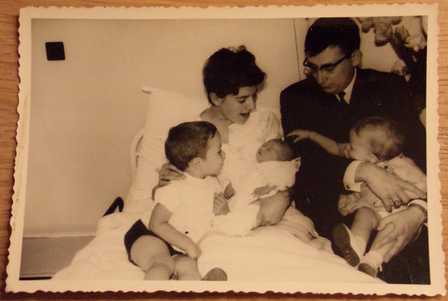 Uit het familiealbum: mama is de baby in oma's armen. © Charlotte Braeckeveldt