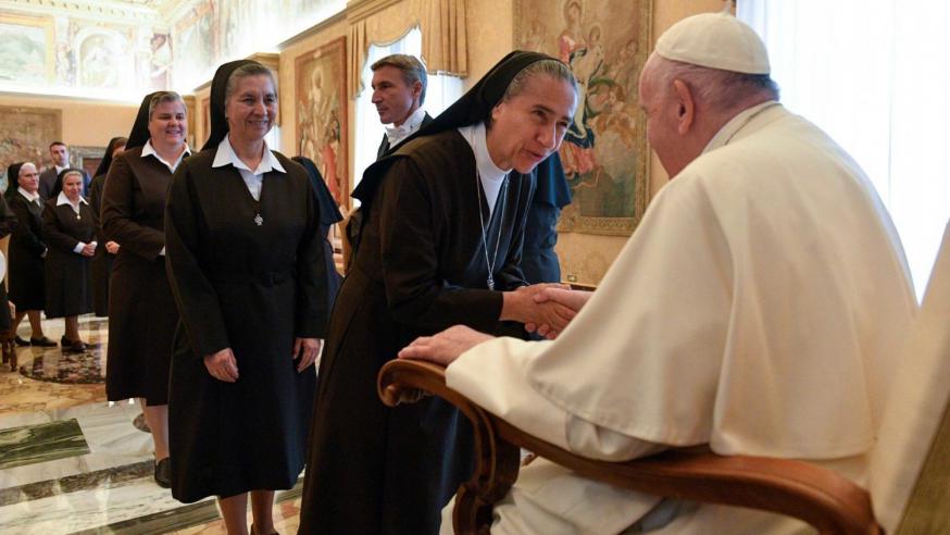 Paus Franciscus vraagt de tertiaire kapucijnenzusters van de Heilige Familie om 'profeten van het luisteren' te worden © Vatican Media