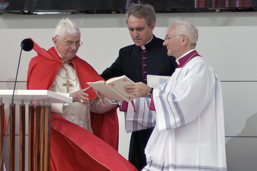Aartsbisschop Georg Gänswein (midden) met paus Benedictus XVI © Philippe Keulemans