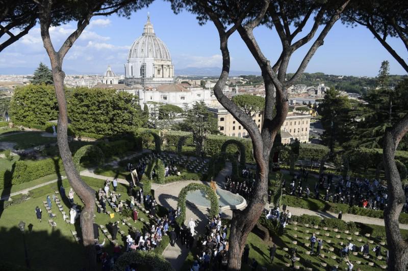 Bidden tegen corona in de tuinen van het Vaticaan © Vatican Media