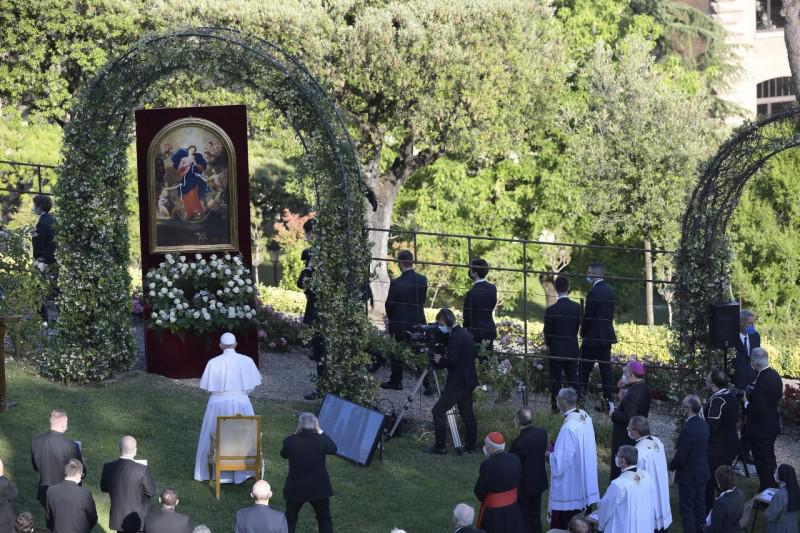 Paus Franciscus in gebed voor het einde van corona © Vatican Media