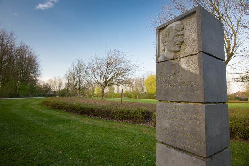 Standbeeld Serge Berten in het naar hem genoemde park in zijn geboortestad Menen. © Menen