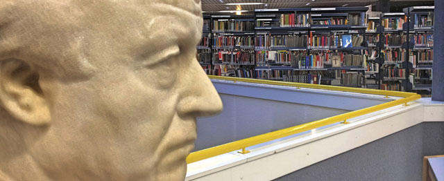 Standbeeld van Gezelle in de naar hem genoemde bibliotheek in Kortrijk. Foto: Br