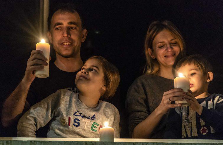 Gezinnen staan voor de uitdaging om deze bijzondere tijd samen te beleven en door te maken © Siciliani Gennari/SIR Gezinnen staan voor de uitdaging om deze bijzondere tijd samen te beleven en door te maken © Siciliani Gennari/SIR