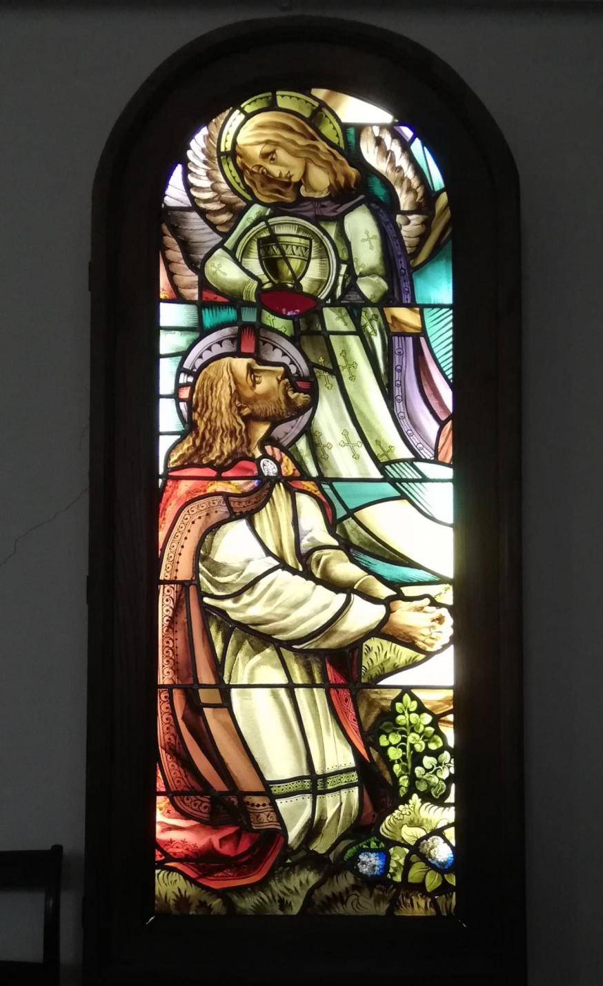 “Heer, laat deze beker aan mij voorbijgaan. Vader, niet mijn wil geschiede, maar de uwe.”. Glasraam in de Sint-Genesiuskerk te Rode, afkomstig van het Klooster van OLV van 7 Weeën.  © lw