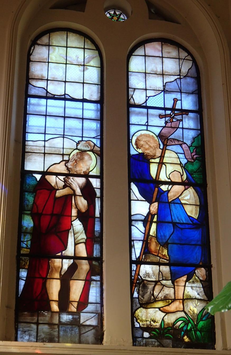 Glasraam in de doopkapel van de H.Genesiuskerk te Sint-Genesius-Rode © lw