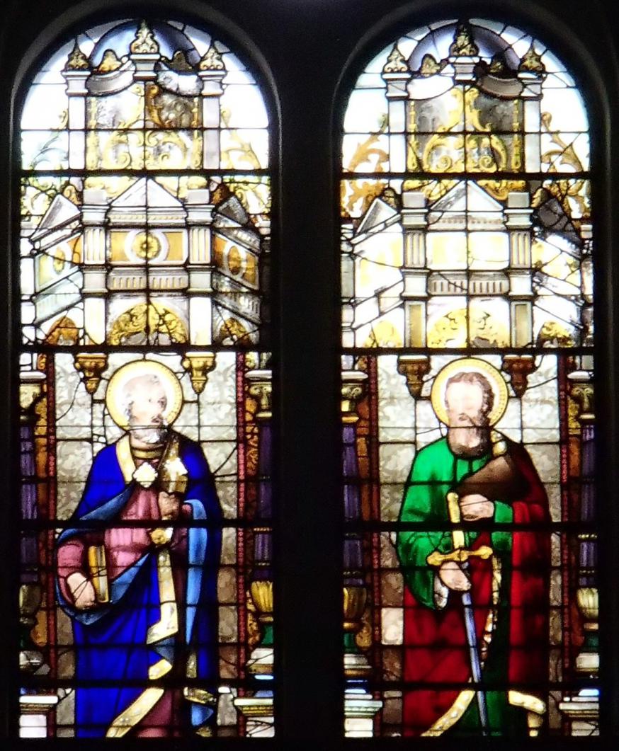 Glasraam met de apostelen Petrus en Paulus in de westgevel van de H.Genesiukerk te Sint-Genesius-Rode © lw