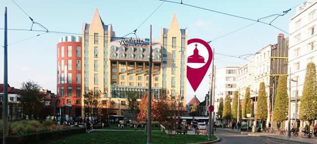 Vanop het Astridplein kan je onze kerk al zien staan 