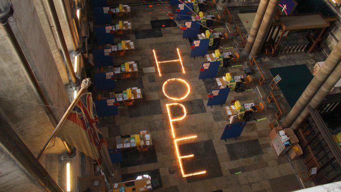 Duizend kaarsjes vormen het woord hoop © Salisbury Cathedral