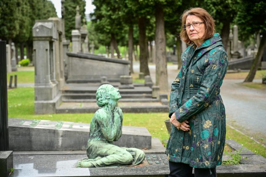 Monique Dujardin op de begraafplaats van Berchem © Patrick De Roo in GVA