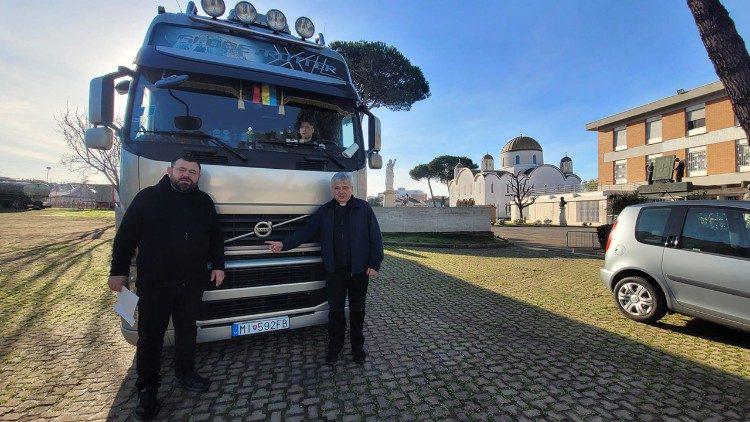 Kardinaal Krajweski, bij het vertrek van het hulptransport © Vatican Media