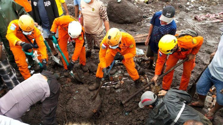 Indonesische hulpverleners zoeken met man en macht naar vermisten © Vatican Media Indonesische hulpverleners zoeken met man en macht naar vermisten © Vatican Media