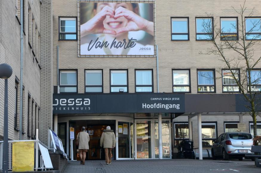 De solidariteit in het Jessa Ziekenhuis in Hasselt is groot, met oprechte bezorgdheid en troost voor elkaar. © Tony Dupont De solidariteit in het Jessa Ziekenhuis in Hasselt is groot, met oprechte bezorgdheid en troost voor elkaar. © Tony Dupont