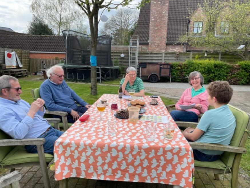 Jonas en zijn opa en oma. © Caroline Decanniere