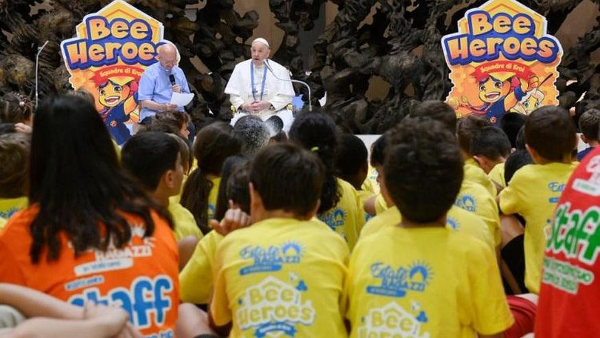 Paus Franciscus tijdens een (eerdere) ontmoeting met jonge kinderen © Vatican Media
