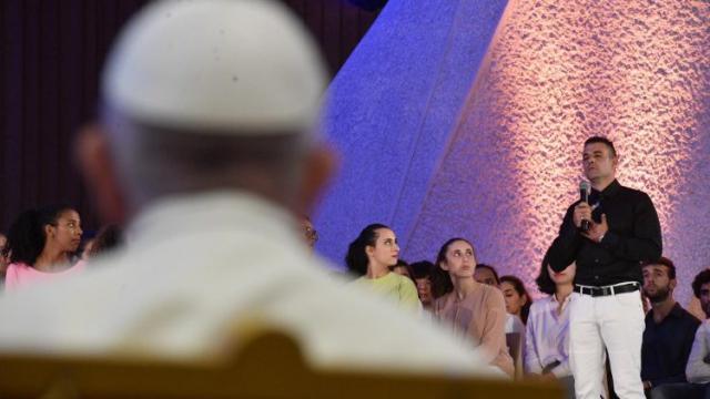 Paus Franciscus luistert naar getuigenissen op een jongerenevent in het hart van de synode. © Vatican News Paus Franciscus luistert naar getuigenissen op een jongerenevent in het hart van de synode. © Vatican News