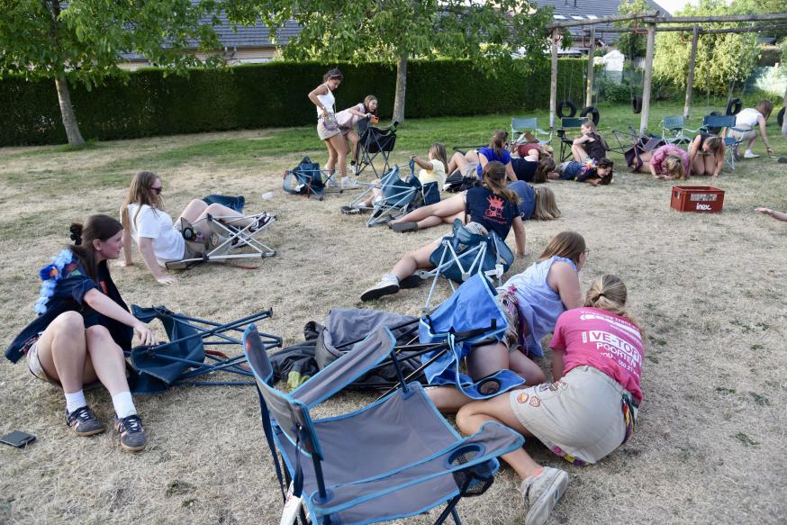 KAMPZEGEN LIVE VANUIT BOORTMEERBEEK !  Op zondagavond 9 augustus gebeurde de kampzegen voor Chiro Ichtegem helemaal live vanuit de kampplaats te Boortmeerbeek zelf. “Televisiereporter Diederik Van Storme” riep er tijdens een interventie in een nieuwsprogr © Choro Ichtgem
