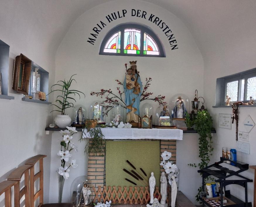 Het interieur van de kapel na grondige reiniging en schilderwerken. 