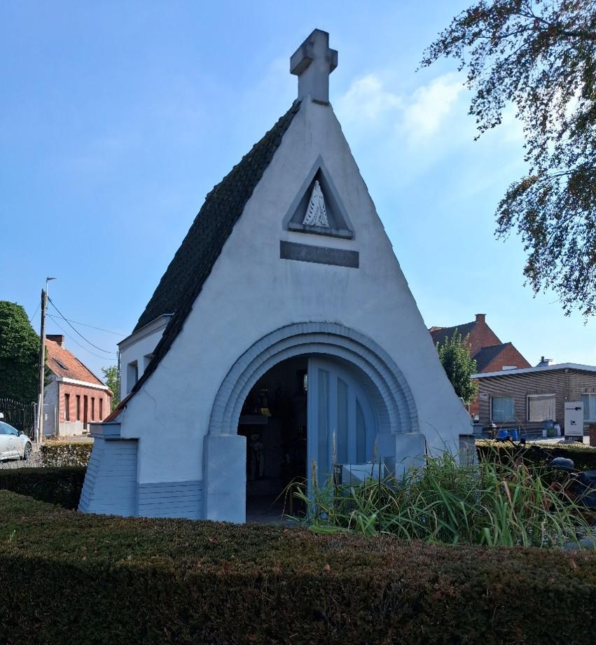 Buitenzicht van de kapel gewijd aan ‘Maria, hulp der christenen’ 