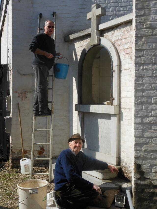 Links, op de ladder, Zéphirin (Zef) Swaelens en rechts, op zijn knieën, Maurice Debremaeker in volle actie bij de renovatie van de kapel van Maurice Winderickx. Foto, eind maart 2019. © AW