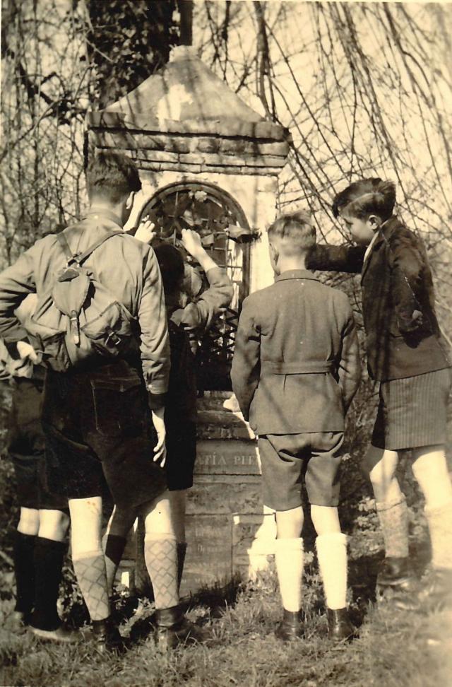 De oorspronkelijke kapel van ‘De Steenput’ met voor de kapel van links naar rechts: Rik De Mol, Edgard Christiaens en Juul Debelder. Foto: +/- 1945, privécollectie Willy Debraekeleer. © AW