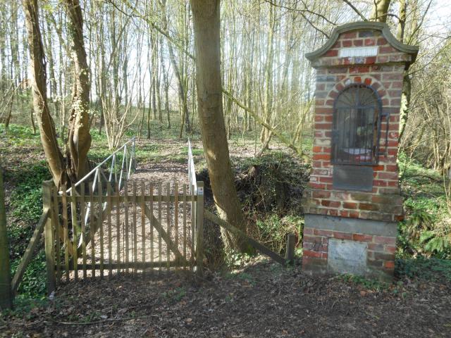 De Steenputkapel naast het brugje dat toegang gaf tot de papierfabriek van weleer, anno maart 2019. Wie goed toekijkt ziet het verdwenen Onze-Lieve-Vrouwbeeld nog staan. © AW