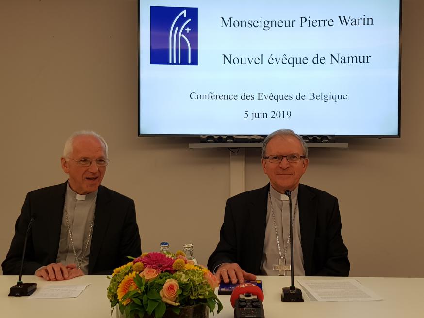 Kardinaal Jozef De Kesel en bisschop Pierre Warin op de persconferentie in het Interdiocesaan Centrum in Brussel © IPID