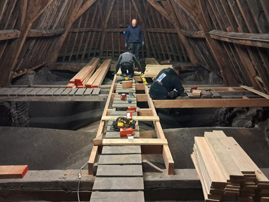 De oude loopplankjes worden vervangen door een steviger onderbouw. Daarboven komen bredere planken en een leuning 