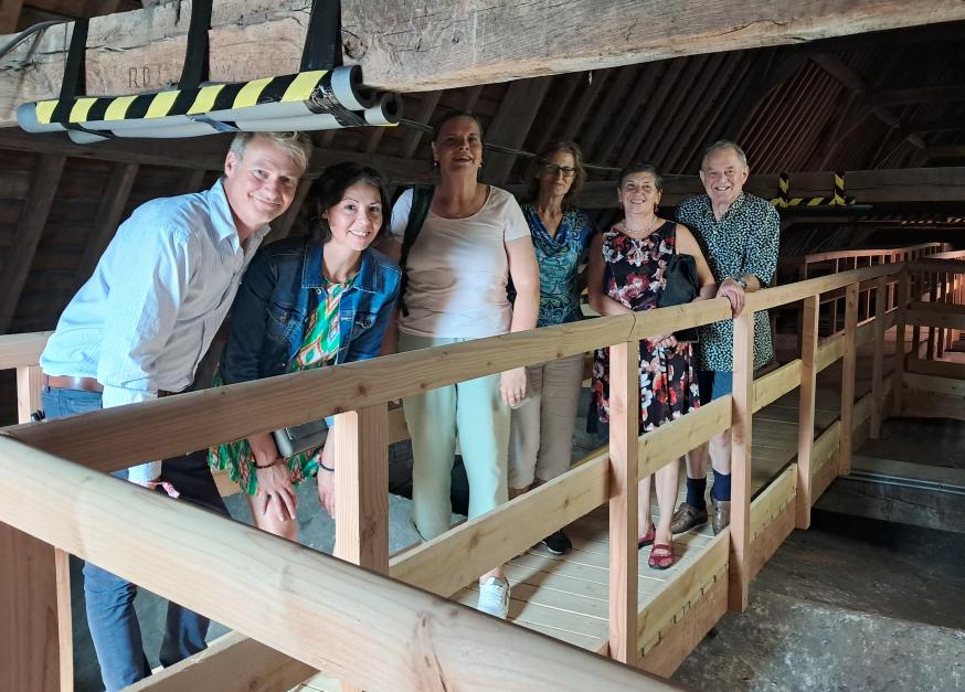 Nieuwe loopbruggen maken het mogelijk om op een veilige manier de gewelven boven het kerkschip van de Heilig Kruiskerk in Stekene te bezoeken. 