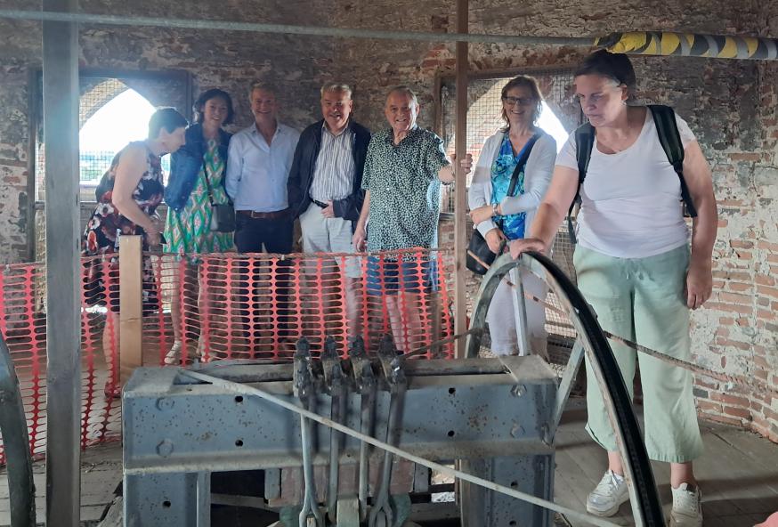 Moedige bezoekers klommen tot in het klokkenhuis om de drie klokken in de kerktoren van de Heilig Kruiskerk in Stekene van nabij te bekijken tijdens de jongste Open Monumentendag. 