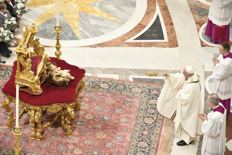 Zegening van het kerstekind © Vatican Media Zegening van het kerstekind © Vatican Media