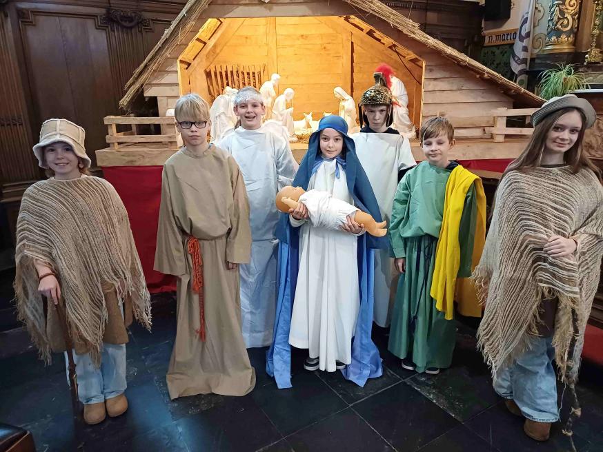 Vormelingen beeldden het kerstverhaal uit in Wachtebeke © PM