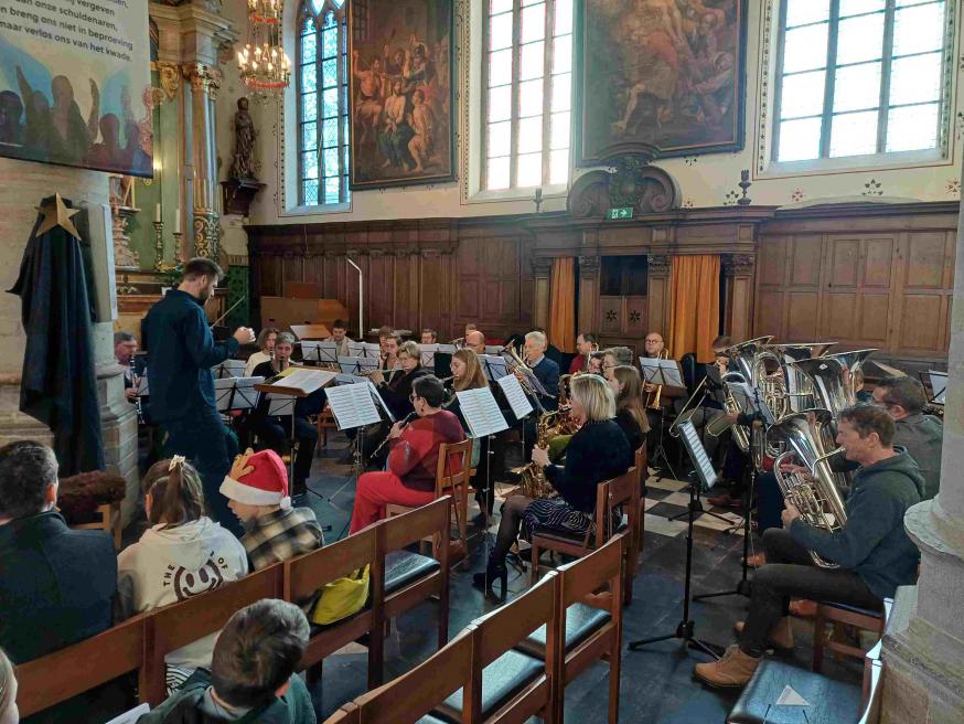Koninklijke Harmonie De Eendracht luisterde de hoogmis in Wachtebeke op © PM