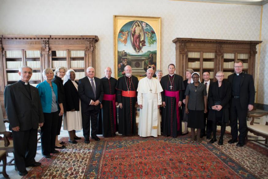 Paus Franciscus met de commissie voor de bescherming van minderjarigen  © OSR/SIR