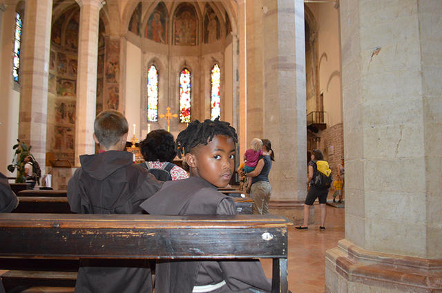 Kleine minderbroeders in habijt in de paterskerk in Gubbio. © Erik De Smet