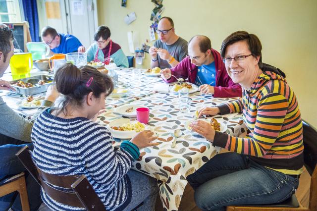 Anja T'Kindt (rechts) aan tafel in De Ark Gent. © Frank Bahnmüller