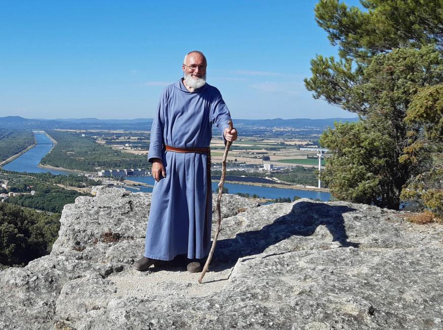 Guerric Aerden beschrijft de omgeving van zijn kluis in de Provence: 'Rond het klooster ligt een bergrug van 7 km met vele uitlopers, flink bebost en rotsachtig.' © Guerric Aerden